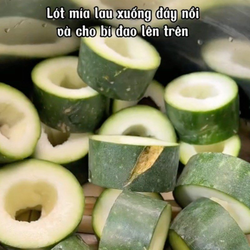 Nồi trà bí đao đang được nấu cùng mía lau ở đáy, tạo độ ngọt tự nhiên cho thức uống, theo cách nấu trà bí đao hạt chia chay.