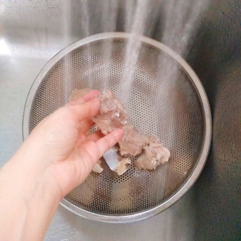 Nồi xương heo đang ninh trên bếp