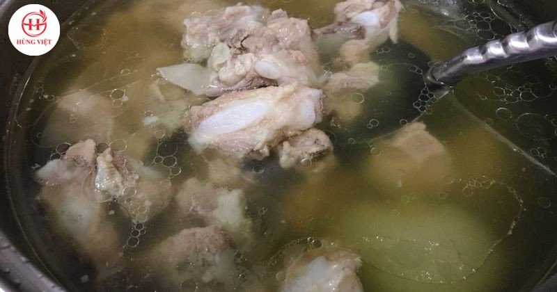 Nồi xương ống đang ninh, bí quyết làm nước dùng bún chả ngọt thanh