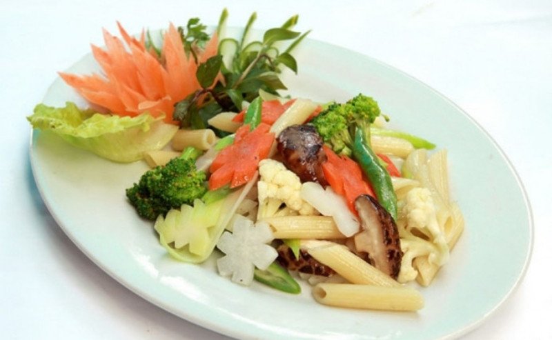 Nui xào chay nhiều rau củ
