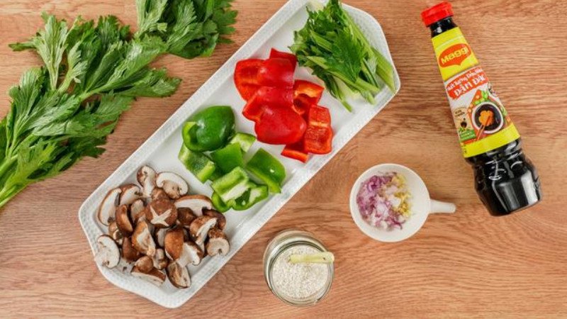 Nui xào rau củ tươi ngon, đầy màu sắc