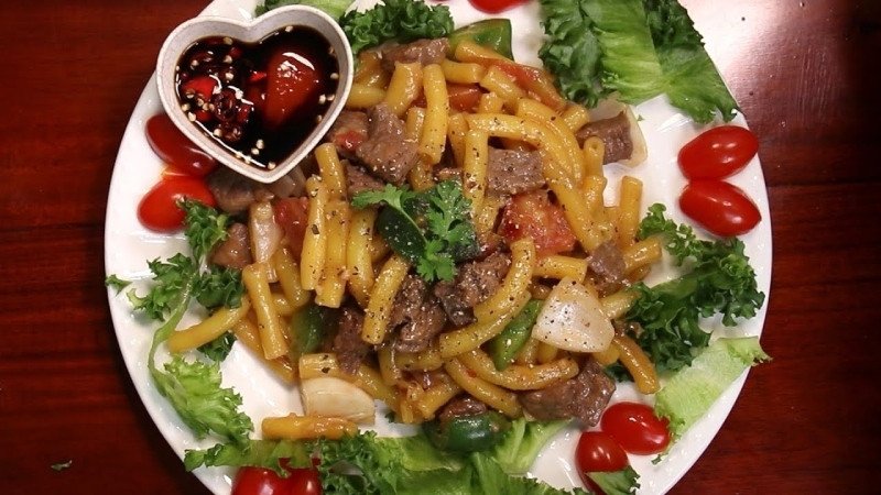 Nui xào thịt bò và rau xanh