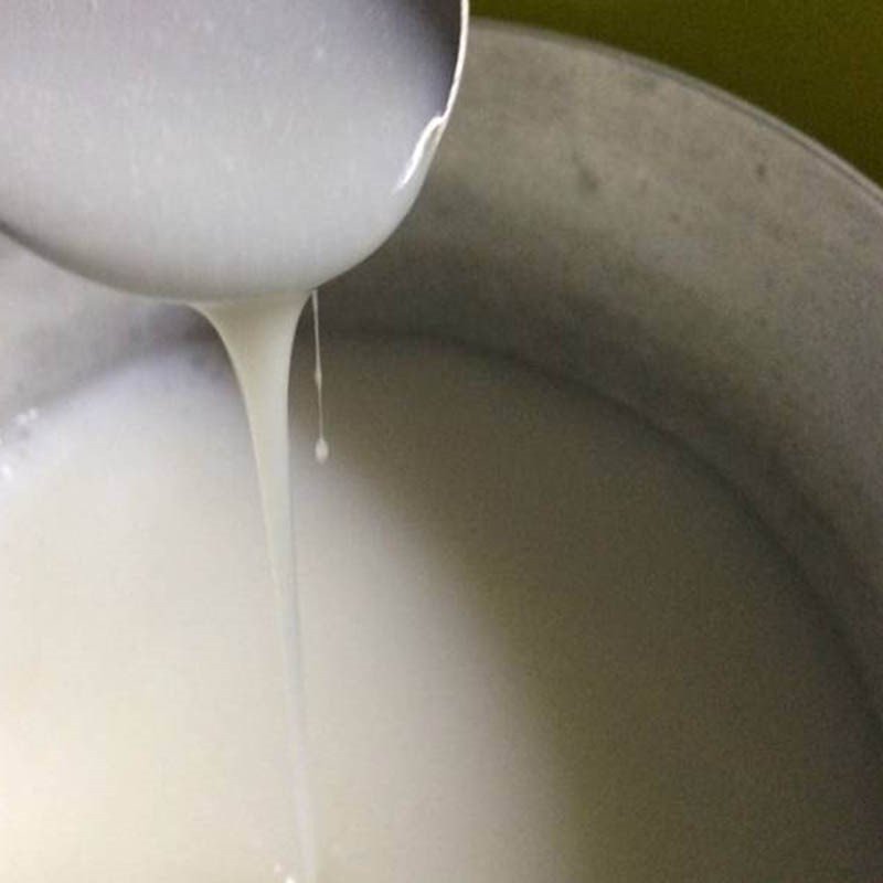 Nước cốt dừa đang được đun sôi cho món đỗ xào