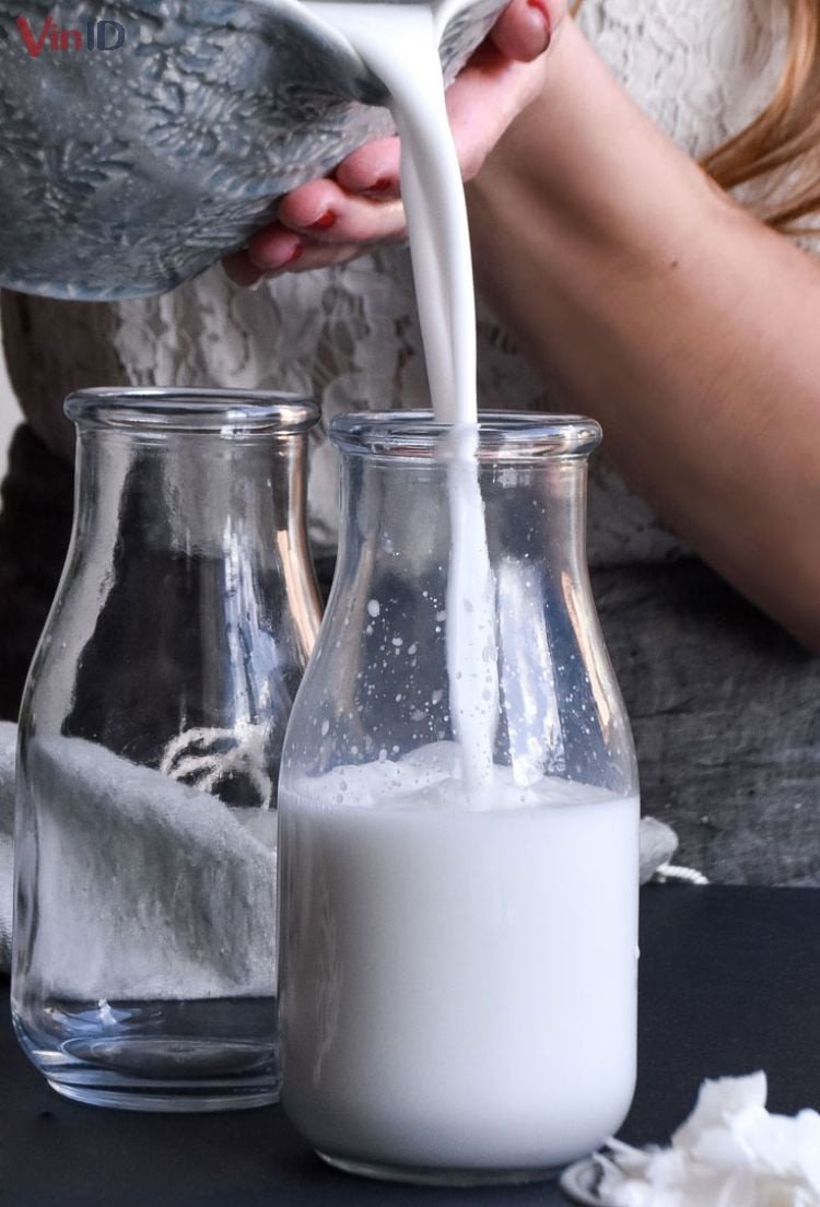 Nước cốt dừa được bảo quản trong hũ thủy tinh kín