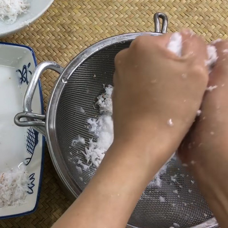 Nước cốt dừa sánh mịn đã vắt xong, pha thêm đường và bột bắp