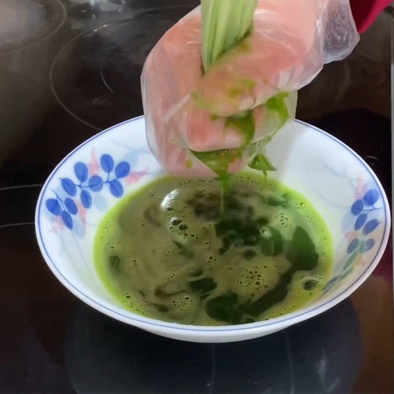 Nước cốt lá dứa màu xanh đẹp mắt đã được lọc