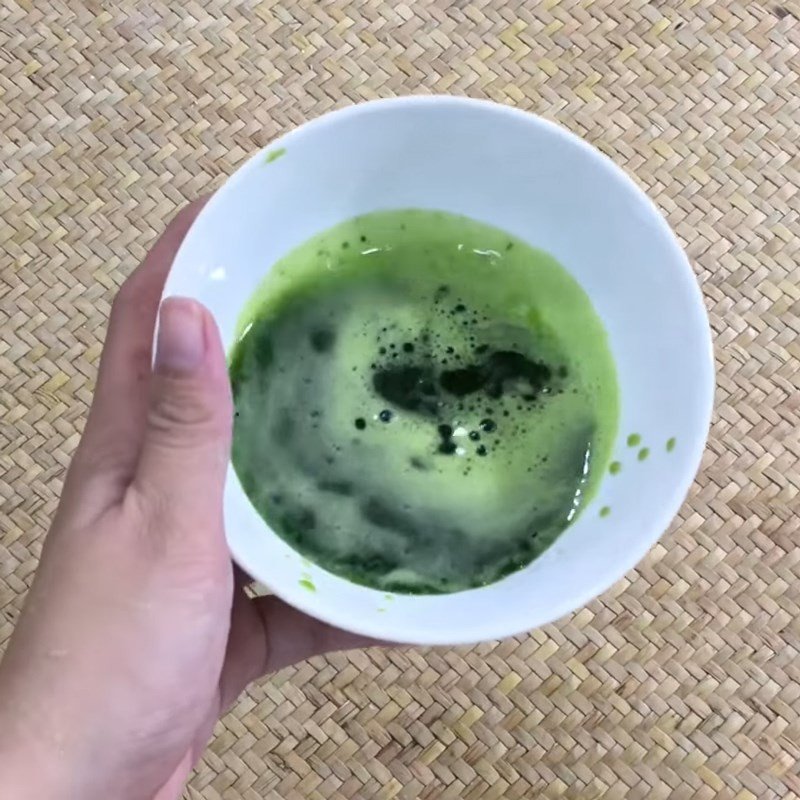 Nước cốt lá dứa xanh biếc đã được lọc sạch, sẵn sàng cho món chè