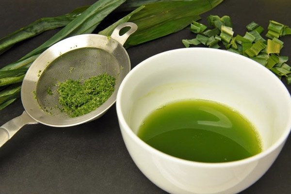 Nước cốt lá dứa xanh tươi cho bánh đúc giòn thơm