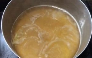 Nước cốt me chua thanh chuẩn bị cho món canh chua miền Tây