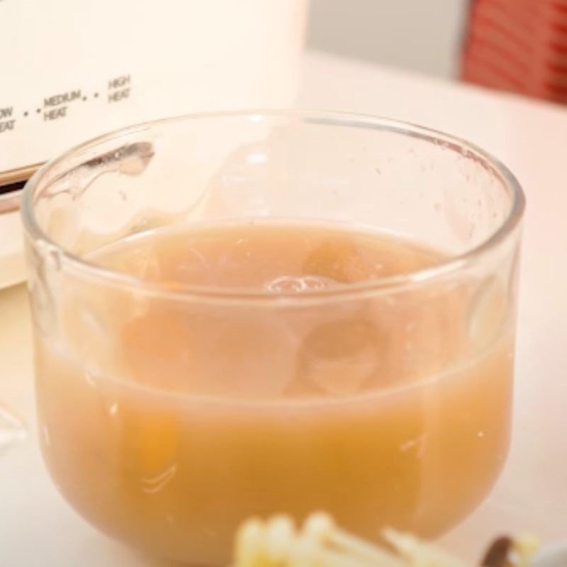 Nước cốt tôm đồng được xay và lọc kỹ lưỡng