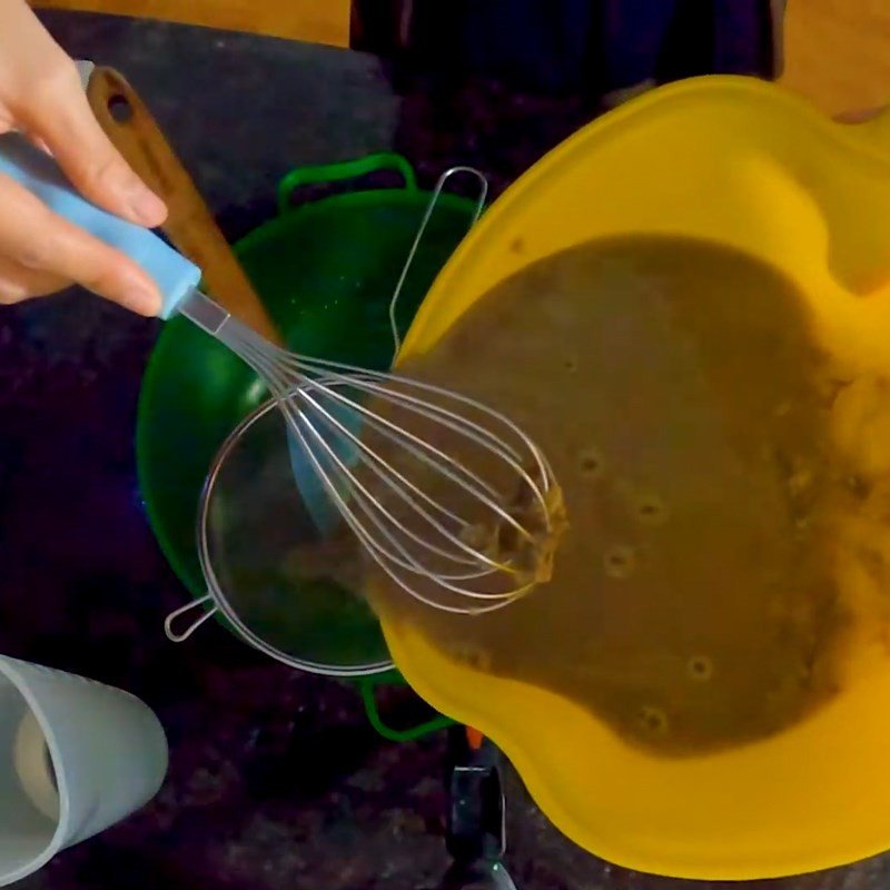 Nước cua đã lọc để nấu bún riêu cua bắp bò