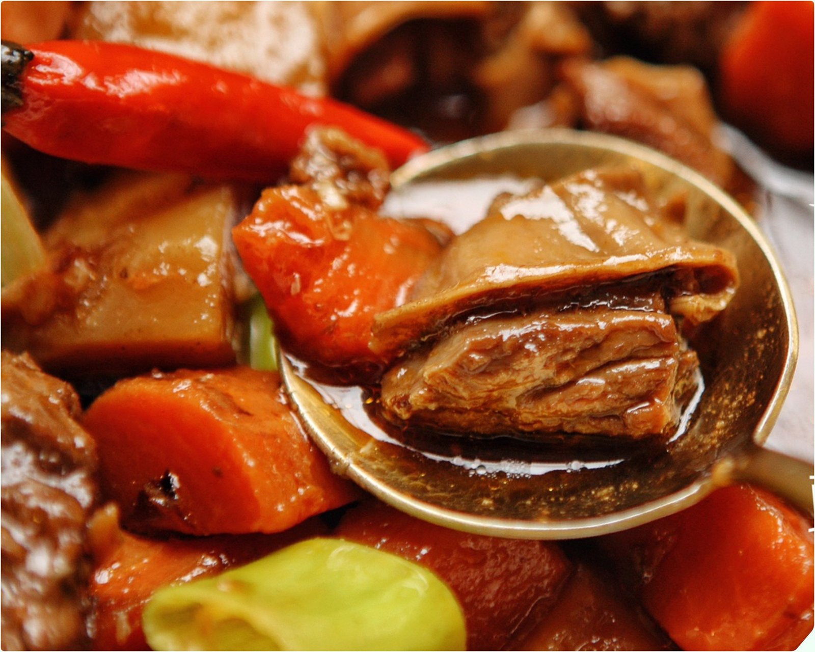 Nước dùng bò kho sánh mịn, thấm đượm hương vị từ thịt bò và rau củ, kích thích vị giác