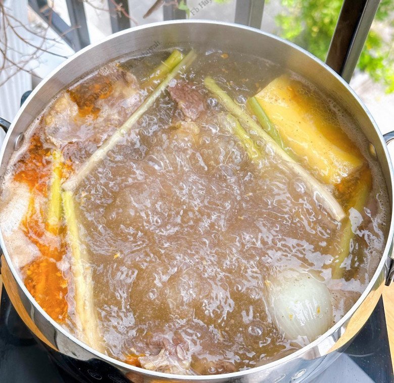 Nước dùng bún sườn bò sôi liu riu sau khi hầm