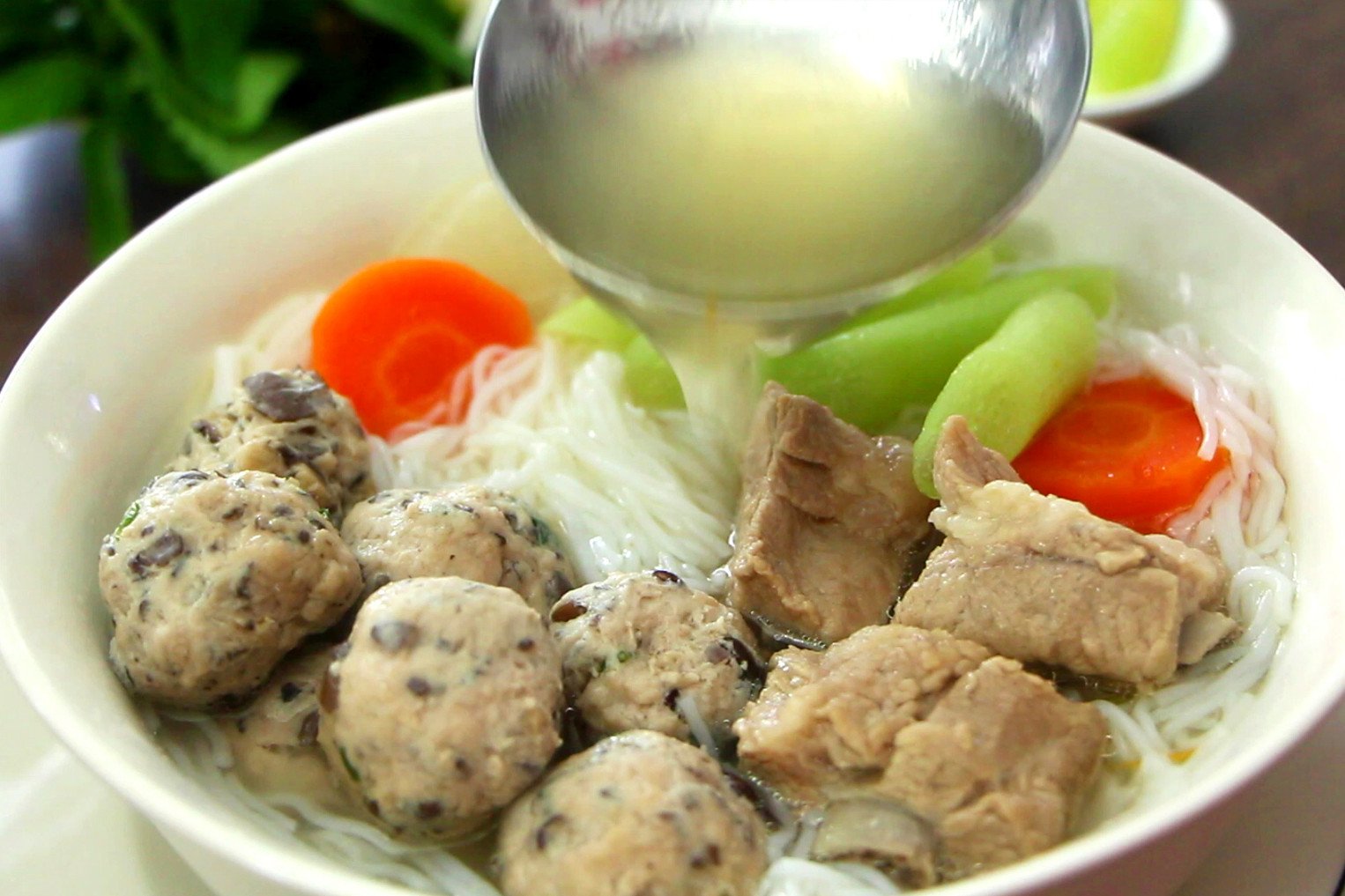 Nước dùng bún sườn chua đang sôi