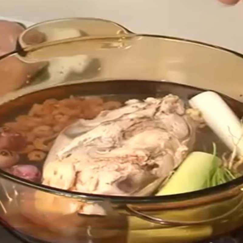 Nước dùng đang ninh để làm nền cho cách nấu canh bóng miền Bắc