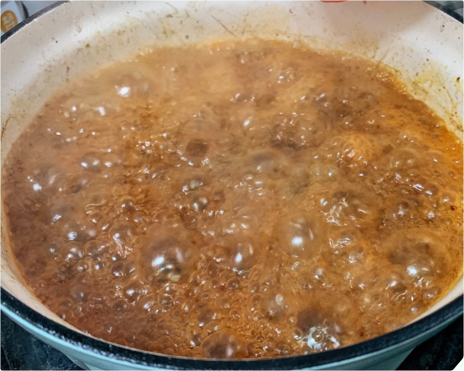 Nước dùng đang sôi trong nồi hầm thịt bò, tạo nên hương vị đặc trưng của bò kho