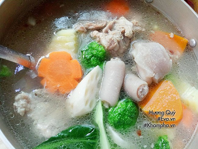 Nước dùng đuôi heo đang được thêm rau củ và nêm gia vị