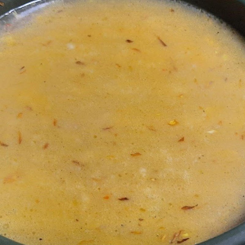 Nước dùng lẩu bò mắm ruốc đang sôi sùng sục trên bếp