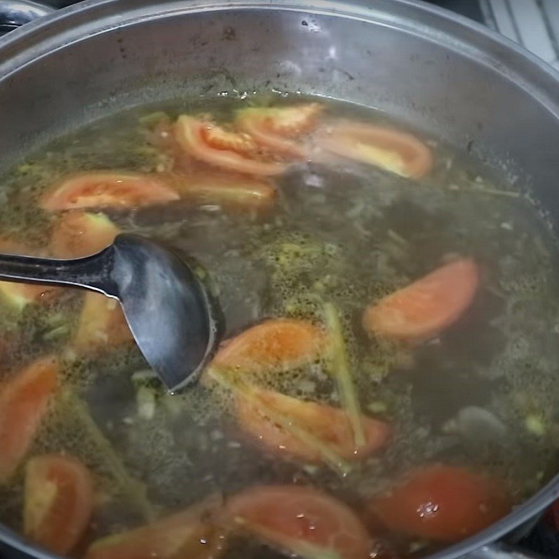 Nước dùng lẩu lươn miền Bắc đang sôi