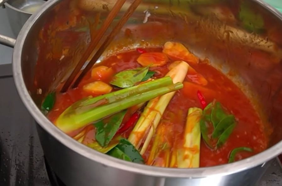 Nước dùng lẩu Thái đang sôi sùng sục, tỏa hương thơm đặc trưng