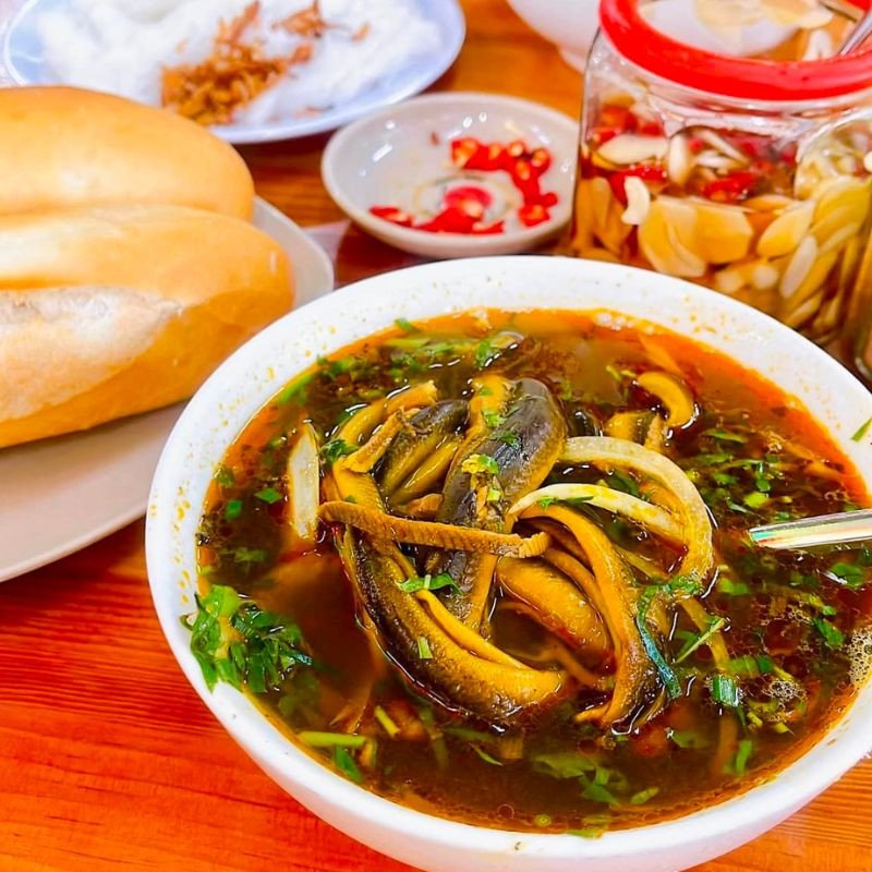 Nước dùng miến lươn đậm đà, màu nghệ hấp dẫn tại quán Hồng Sơn