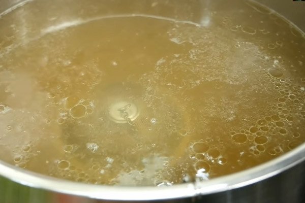 Nước dùng phở gà Hà Nội trong veo, đậm đà