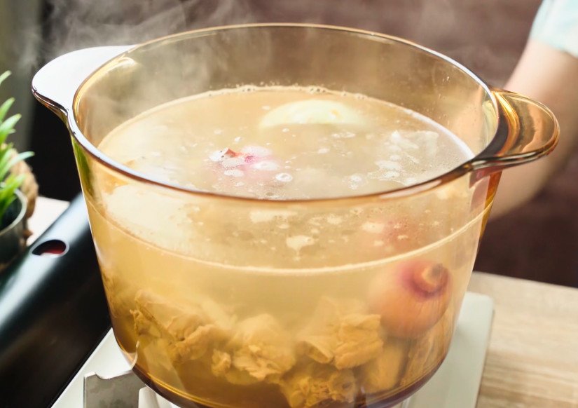 Nước dùng sườn đang được ninh trong nồi, tỏa hương thơm ngào ngạt