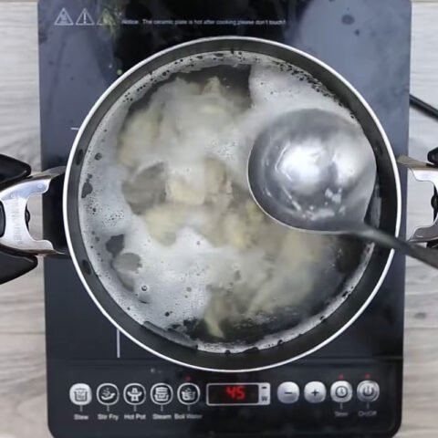 Nước dùng xương gà trong và ngọt thanh cho món canh rau củ