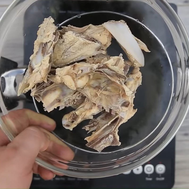 Nước dùng xương gà trong veo cho món canh mọc