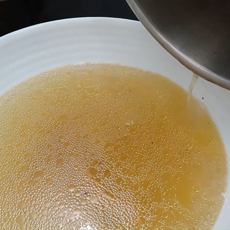 Nước dùng xương gà trong