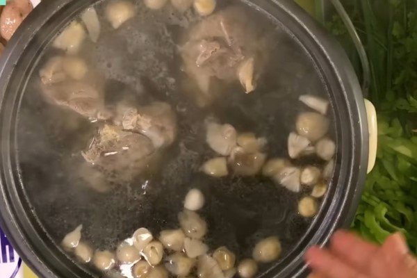 Nước dùng xương heo ngọt thanh cho cách nấu lẩu khổ qua cá thác lác