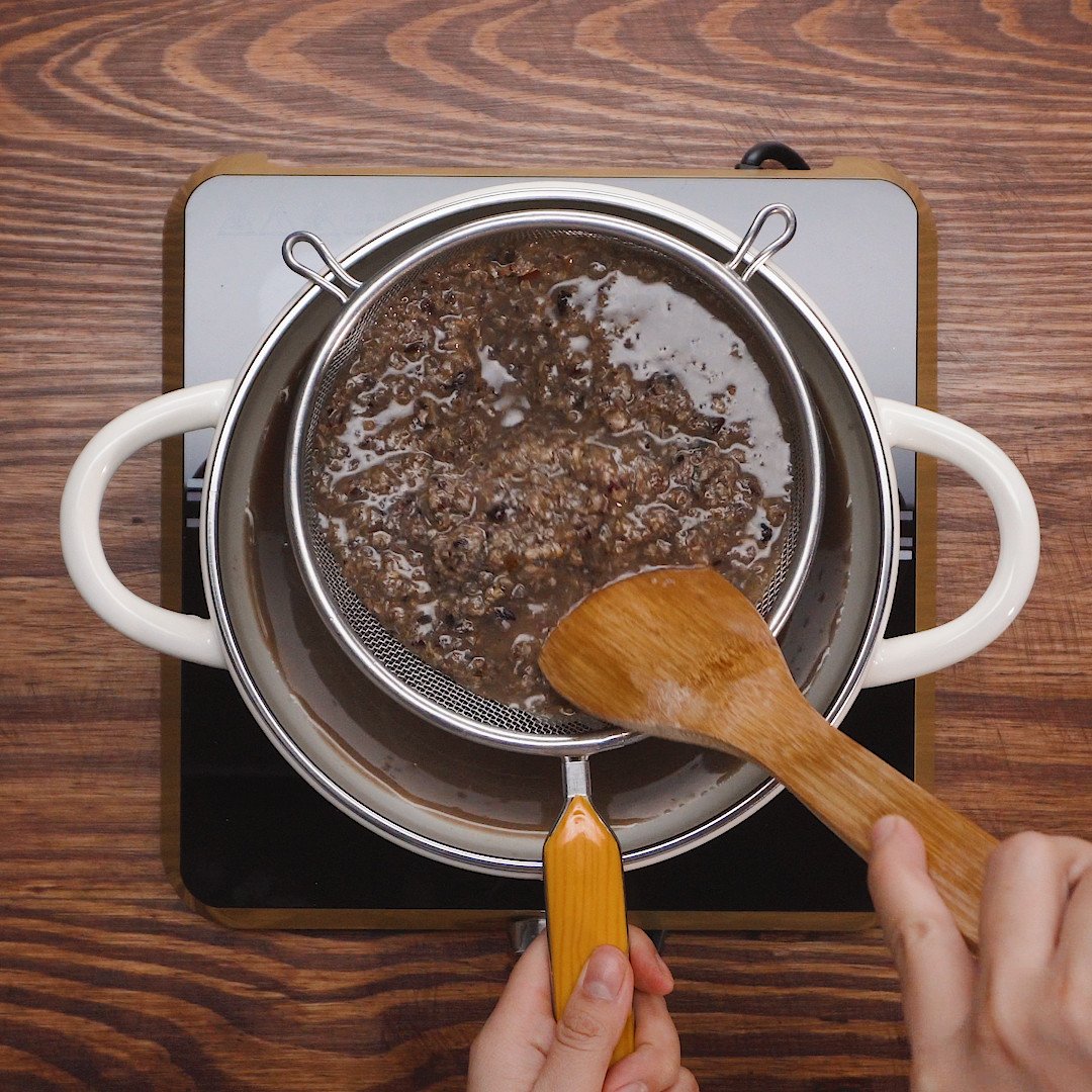 Nước dùng xương và gạch cua đã xào sẵn sàng cho lẩu riêu cua đồng