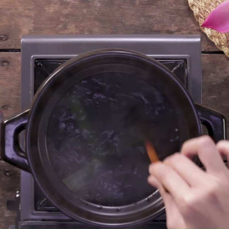 Nước đường phèn lá dứa đang sôi, chuẩn bị cho chè dưỡng nhan