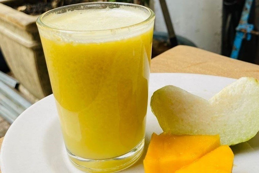 Nước ép xoài lê tươi mát cho bé