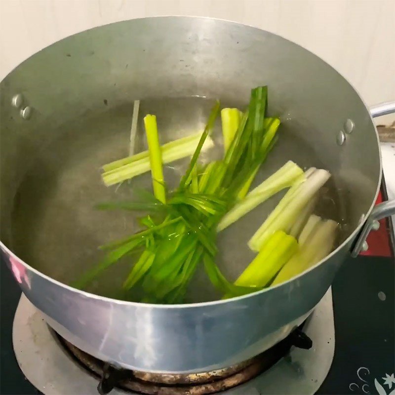 Nước hầm sả ớt đang sôi, chuẩn bị cho món thịt trâu hầm sả