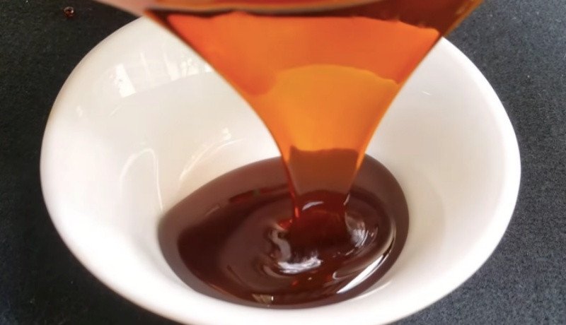 Nước hàng kho thịt làm từ nước dừa với màu sắc hấp dẫn