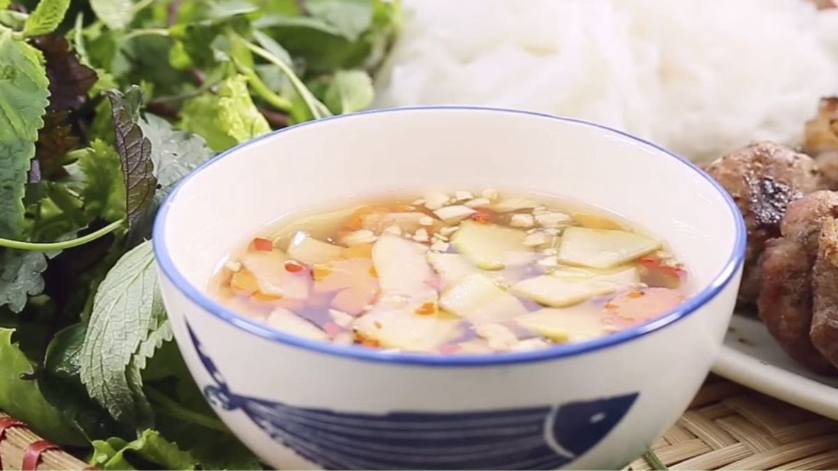 Nước hàng sánh mịn, chuẩn màu caramel cho món chả nướng thịt băm