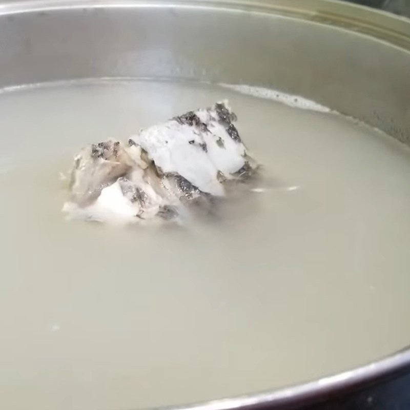 Nước lẩu cá lóc nấu chua sôi sùng sục, thơm lừng