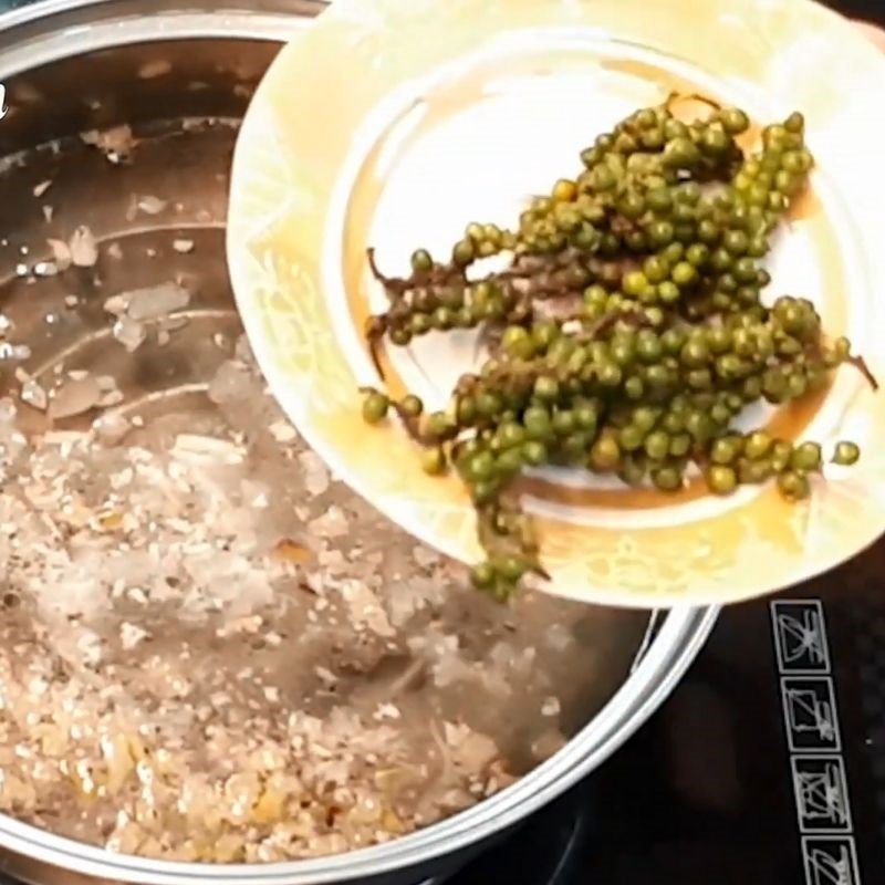 Nước lẩu cá nheo đang sôi với rau củ