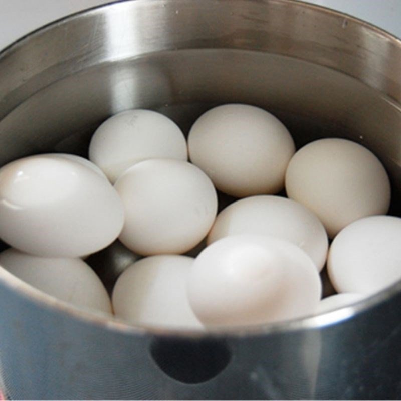 Nước lẩu hột vịt lộn chua cay đang sôi trên bếp, tỏa hương thơm lừng