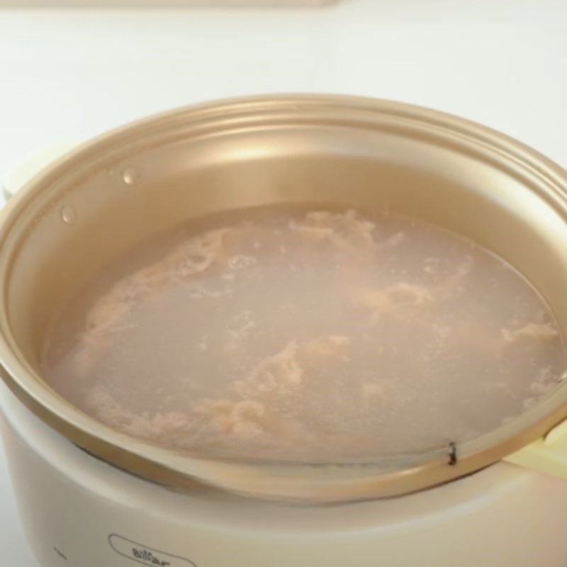 Nước lẩu tôm bầu đang sôi với gạch tôm nổi lên