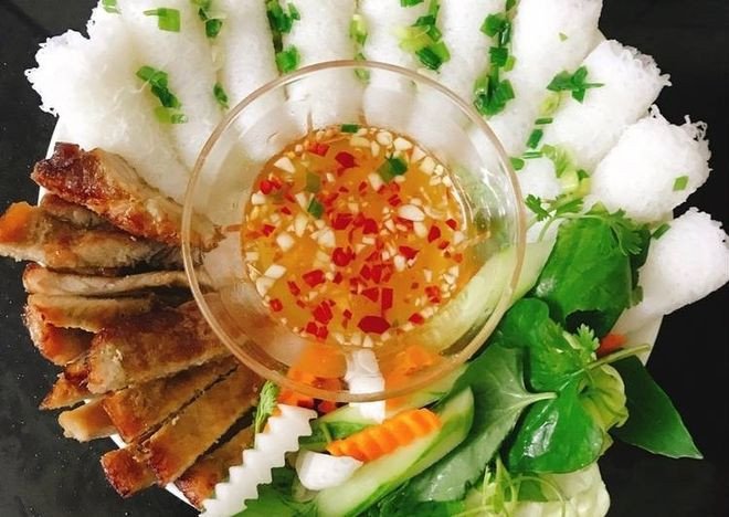 Nước mắm ăn bánh hỏi tôm tươi với tỏi ớt băm nhuyễn hấp dẫn