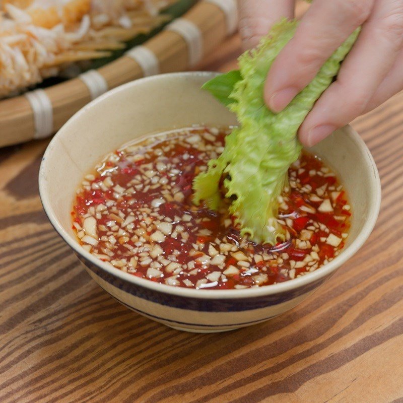 Nước mắm chua ngọt thành phẩm đựng trong hũ thủy tinh