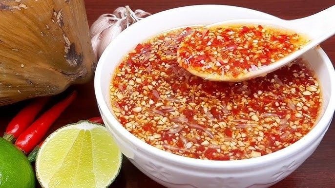 Nước mắm tỏi ớt pha với nước dừa, công thức giúp để lâu không hỏng