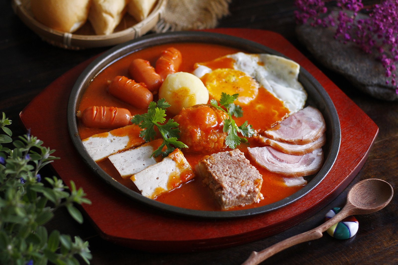 nước sốt bánh mì chảo thơm ngon nóng hổi