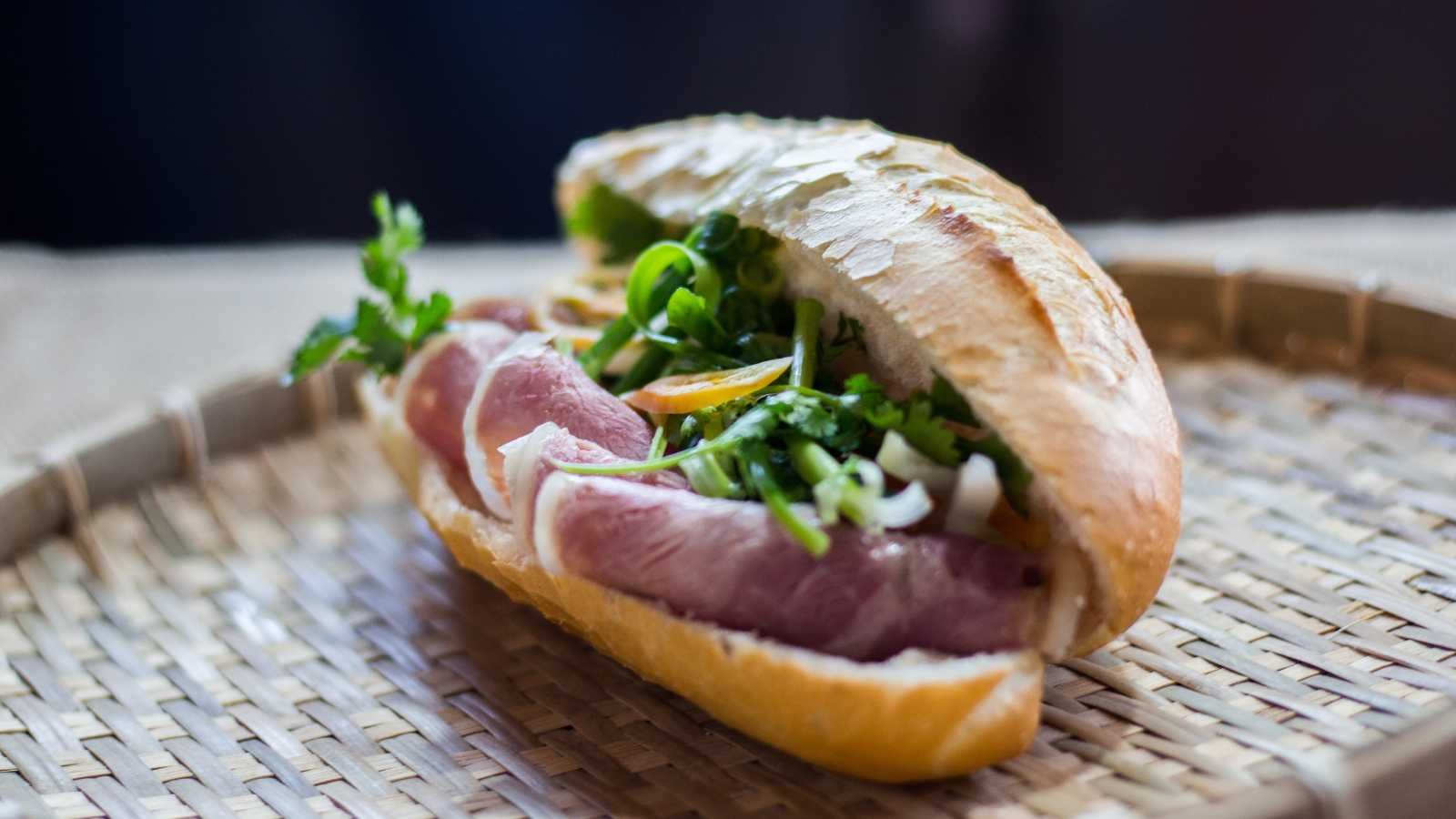 nước sốt bánh mì thịt heo quay vàng ươm