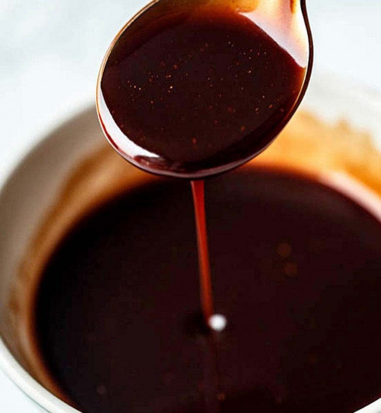 Nước sốt chấm thịt xá xíu ngon sánh mịn, đậm đà, là linh hồn của món ăn.