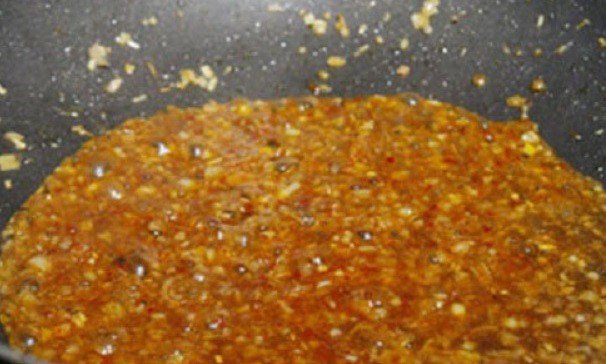 Nước sốt me đang được chế biến để tạo hương vị chua ngọt đặc trưng cho món mực nhồi thịt