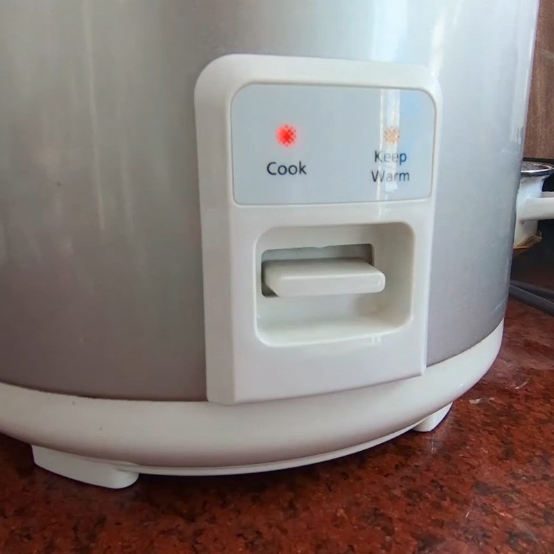 Nướng bánh bông lan lá dứa trong nồi cơm điện