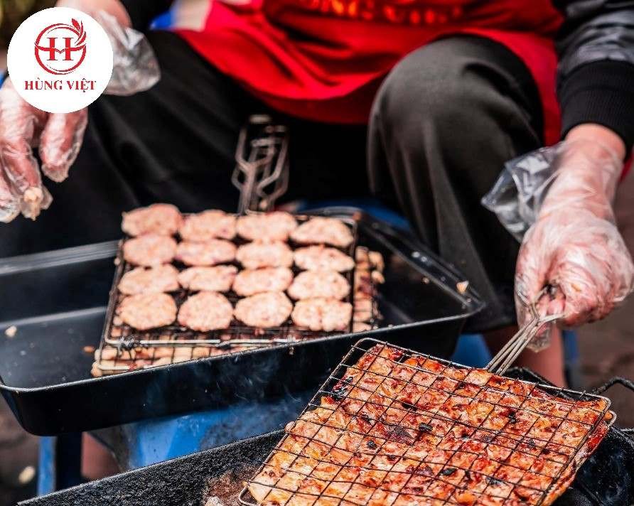 Nướng chả miếng thơm lừng, phần không thể thiếu của món bún chả